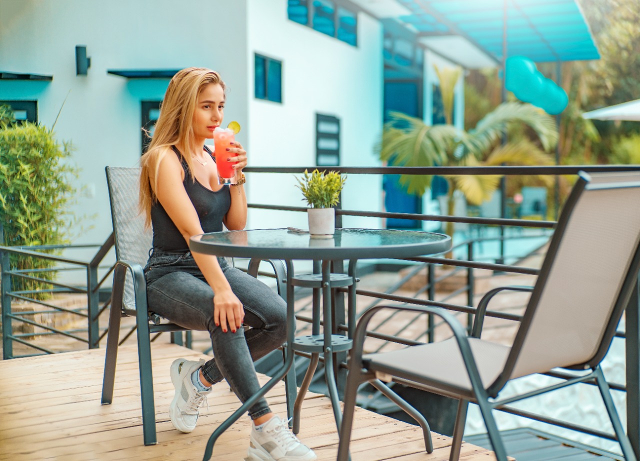 drinking-at-reception-platform